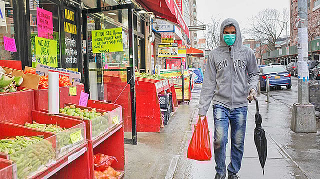 বাজার করতে গেলে সামাজিক দূরত্ব বজায় রাখতে হবে। ছবি: হৃদয় অনির্বান খন্দকার