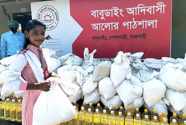 সামিট গ্রুপের সহযোগিতায় চর কুড়িগ্রাম, বাবুডাইং আদিবাসী, চরখিদিরপুর- রাজশাহী, মদনপুর- ভোলা, গুরিহারি কামদেবপুর-নওগাঁ এবং দমদমিয়া - টেকনাফের প্রথম আলো ট্রাস্টের ৬টি স্কুলে মোট ১,০২০ জন শিক্ষার্থী বিনামূল্যে পড়াশোনা করছে। এসব স্কুলের প্রত্যেক ছাত্র-ছাত্রীর পরিবারকে সামিটের পক্ষ থেকে ত্রাণ বিতরণ করা হয়েছে।