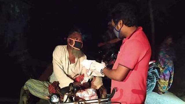 গ্রামের মানুষকে ত্রাণ দিচ্ছেন ইমন খান। ছবি: ফেসবুক থেকে
