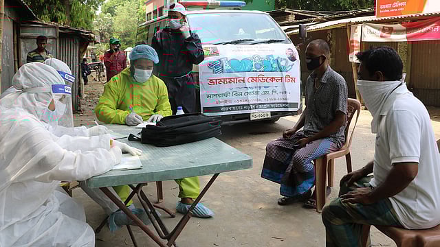 চিকিৎসক দম্পতি দীপ বিশ্বাস ও স্মৃতিকণা সরকার ছয় দিনে ৪৪২ জনকে বাড়ি বাড়ি গিয়ে চিকিৎসা দিয়েছেন। ছবি: প্রথম আলো