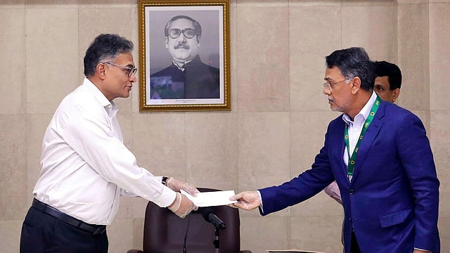 সামিট গ্রুপের পক্ষে ভাইস চেয়ারম্যান মো. ফরিদ খান প্রধানমন্ত্রীর মুখ্য সচিব ড. আহমদ কায়কাউসের কাছে তিন কোটি টাকার অনুদানের চেক হস্তান্তর করেন। ছবি: সংগৃহীত