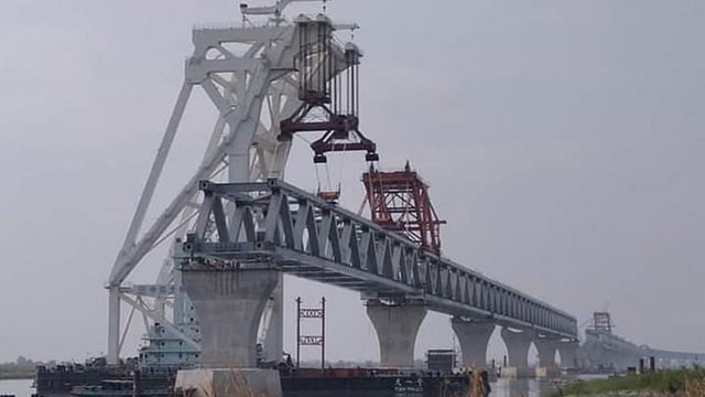 পদ্মা সেতুর জাজিরা প্রান্তে বসানো হয়েছে ২৮তম স্প্যান। ছবি: সংগৃহীত