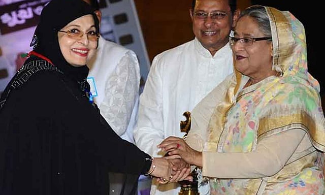 প্রধানমন্ত্রী শেখ হাসিনার কাছ থেকে ২০১৭ সালের জাতীয় চলচ্চিত্র পুরস্কারে আজীবন সম্মাননা নিচ্ছেন শাবানা। ছবি: সংগৃহীত