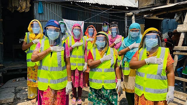 বস্তিবাসী ১০ নারী বস্তিতে করোনাভাইরাস প্রতিরোধে কাজ করছেন। ছবি: সংগৃহীত