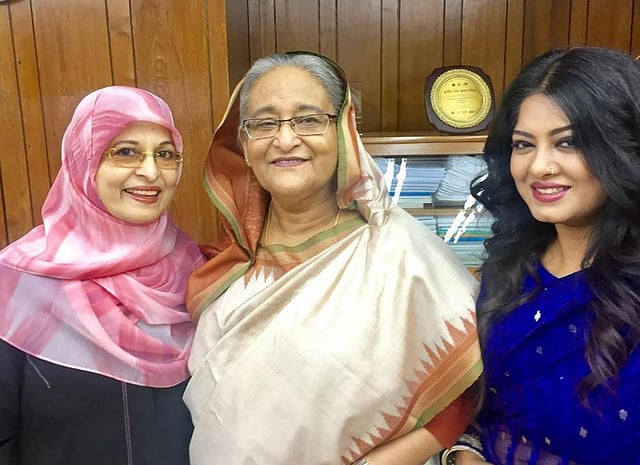 ঢাকায় এসে প্রধানমন্ত্রী শেখ হাসিনার সঙ্গে দেখা করেন শাবানা। এ সময় সঙ্গে ছিলেন মৌসুমী। ছবি: সংগৃহীত।