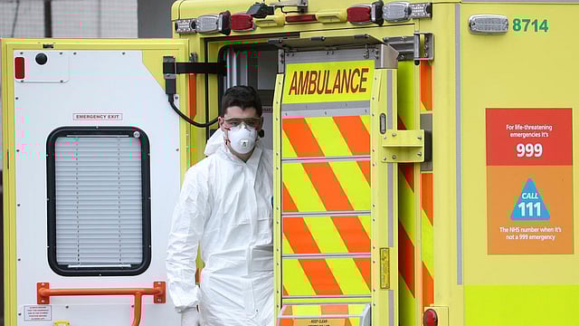 যুক্তরাজ্যের হাসপাতালগুলোতে করোনায় প্রাণহানী ১০ হাজার অতিক্রম করেছে। ছবি: রয়টার্স