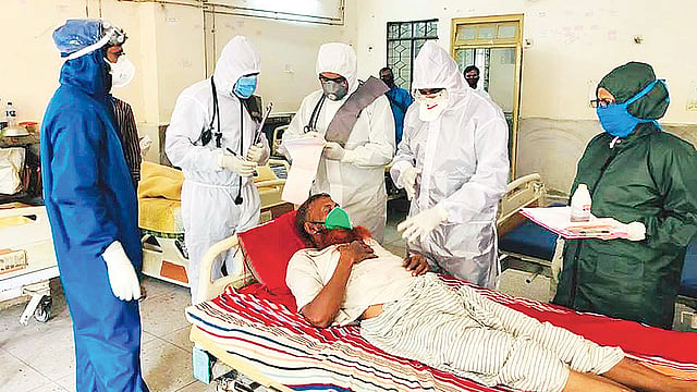 হাসপাতালে অন্য রোগে চিকিৎসাধীন রোগীদের চিকিৎসাসেবা দেওয়ার সময় চিকিৎসক-নার্সসহ স্বাস্থ্যকর্মীরা সুরক্ষা পোশাক পরে দায়িত্ব পালন করছেন। গতকাল সকালে রংপুর মেডিকেল কলেজ হাসপাতালের হৃদরোগ বিভাগে। ছবি: মঈনুল ইসলাম