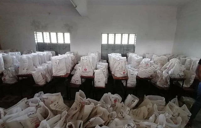 অসহায় মানুষদের ঘরে এসব প্যাকেট পৌঁছে দেন ‘বিশ্ববিদ্যালয় ছাত্র সংসদ, আশুগঞ্জে’র স্বেচ্ছাসেবীরা। ছবি: লেখক