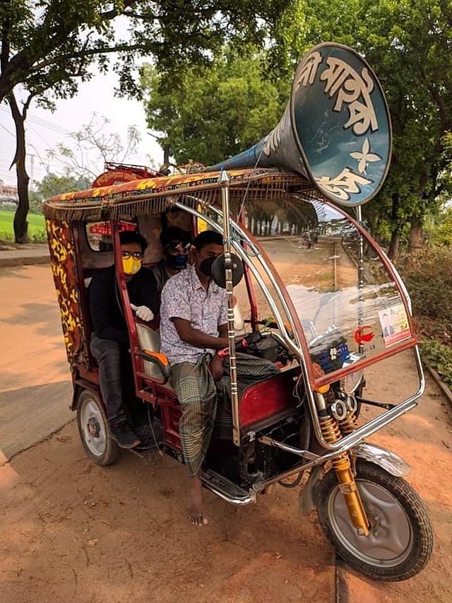 সচেতনতার জন্য মাইকিং করছে ‘বিশ্ববিদ্যালয় ছাত্র সংসদ, আশুগঞ্জে’র স্বেচ্ছাসেবীরা। ছবি: লেখক