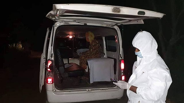 টাঙ্গাইলের সখীপুরে বনে ফেলে যাওয়া বৃদ্ধাকে গতকাল সোমবার রাতে উদ্ধারের পর অ্যাম্বুলেন্সে করে ঢাকায় পাঠানো হয়। ছবি: সংগৃহীত