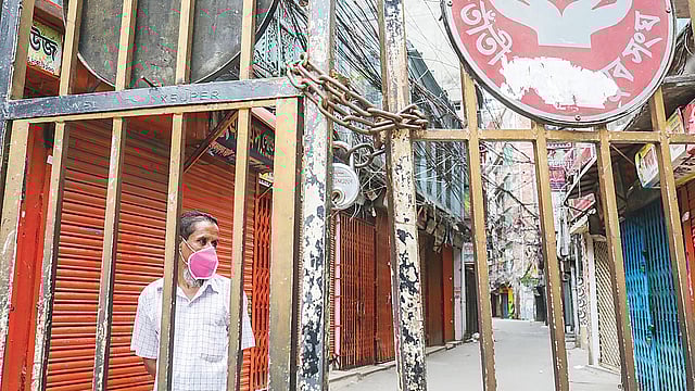 ঢাকার বিভিন্ন এলাকায় করোনাভাইরাস সংক্রমণ ছড়িয়ে পড়েছে। পাড়া-মহল্লায় নিজ উদ্যোগে লকডাউন করছেন স্থানীয় বাসিন্দারা। কয়েক দিন আগে তাঁতীবাজারের এই গলি লকডাউন করে দেন বাসিন্দারা। গতকাল দুপুরে। ছবি: সাইফুল ইসলাম