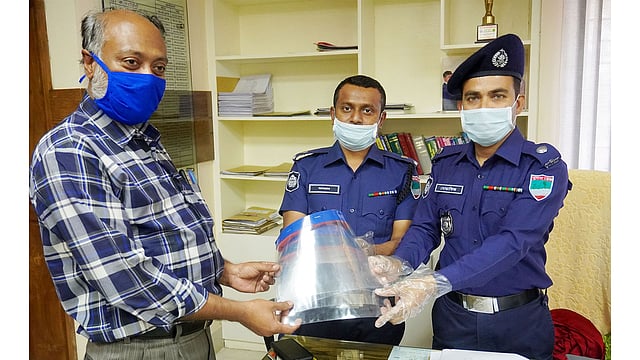 চিকিৎসকদের জন্য ফেসশিল্ড হস্তান্তর করে জেলা পুলিশ। বুধবার বিকেলে কুষ্টিয়া পুলিশ সুপারের কার্যালয়ে। ছবি: প্রথম আলো