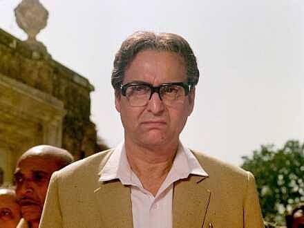 ত্রিপুরেশ্বর মন্দিরের সামনে `গণশত্রু` সৌমিত্র।