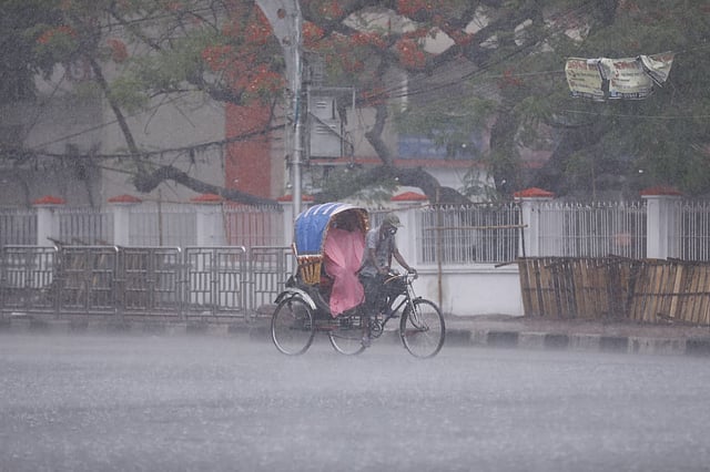 রাজধানীতে আজও কালবৈশাখীর সঙ্গে তুমুল বৃষ্টি হয়। টয়েনবি সার্কুলার রোড, জিপিও, ২৪ এপ্রিল। ছবি: দীপু মালাকার