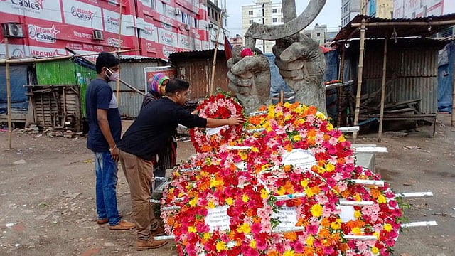 রানা প্লাজা দুর্ঘটনায় নিহত শ্রমিকদের শ্রদ্ধা জানিয়ে রানা প্লাজা স্মৃতিসৌধে পুষ্পার্ঘ্য অর্পণ করেন বিভিন্ন শ্রমিক সংগঠনের নেতা-কর্মীরা।