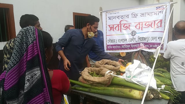 ভ্রাম্যমাণ বাজার। ২৪ এপ্রিল, রাজারহাট, পিরোজপুর পৌরসভা। ছবি: প্রথম আলো