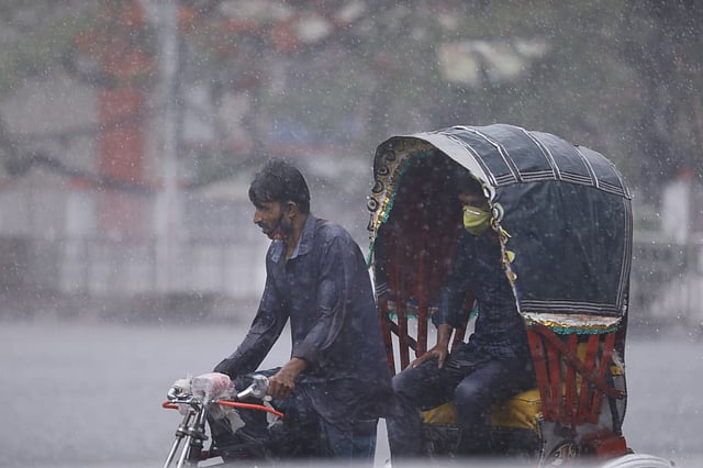 রাজধানীতে আজও কালবৈশাখীর সঙ্গে তুমুল বৃষ্টি হয়। টয়েনবি সার্কুলার রোড, জিপিও, ২৪ এপ্রিল। ছবি: দীপু মালাকার