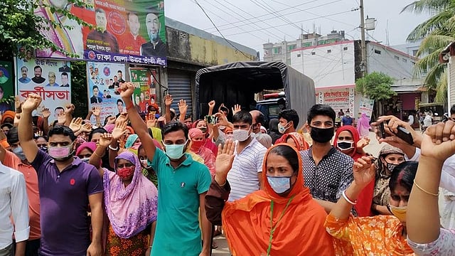 কারখানা বন্ধের ঘোষণার প্রতিবাদে ঢাকার সাভারের উলাইলে বিক্ষোভ করেন কেএল ডিজাইনের শ্রমিকেরা। আজ সোমবার সকালে। ছবি: অরূপ রায় মেটা: