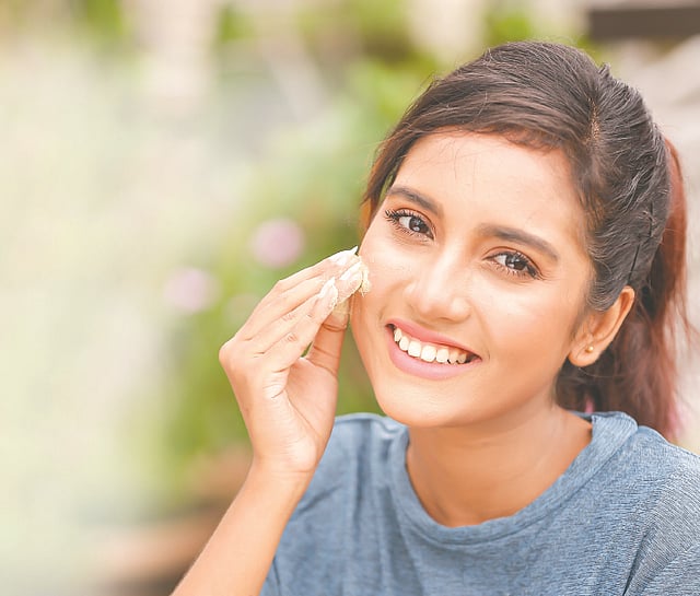 এই সংকটের সময়েও ঘরে বসে নিয়মিত যত্ন নিন ত্বকের। মডেল: মৌসুম, ফাইল ছবি: কবির হোসেন