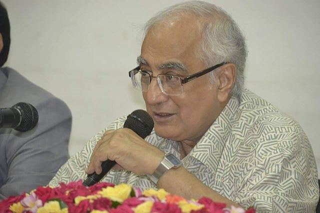 শিক্ষার্থীদের মেধা বিকাশসহ বিজ্ঞানমনস্ক জাতি গঠনের সব উদ্যোগে অধ্যাপক জামিলুর রেজা চৌধুরী ছিলেন অগ্রগামী। প্রথম আলো ফাইল ছবি