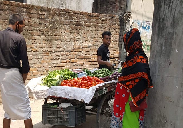 বাসাবোর কদমতলা এলাকার দুটি পাশাপাশি গলির বাসিন্দারা ভিন্ন উপায়ে বাজার বাড়ির কাছে নিয়ে এসেছেন। ছবি: সংগৃহীত