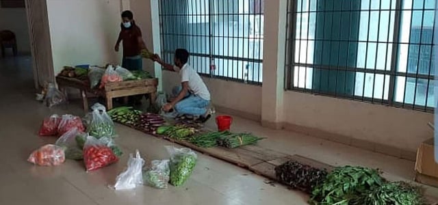 বেইলি রিটজ্` অ্যাপার্টমেন্ট ভবনের বাসিন্দারা ভবনের গ্যারেজের খোলা জায়গাতেই কাঁচাবাজার বসানোর ব্যবস্থা করেছেন।ছবি: সংগৃহীত