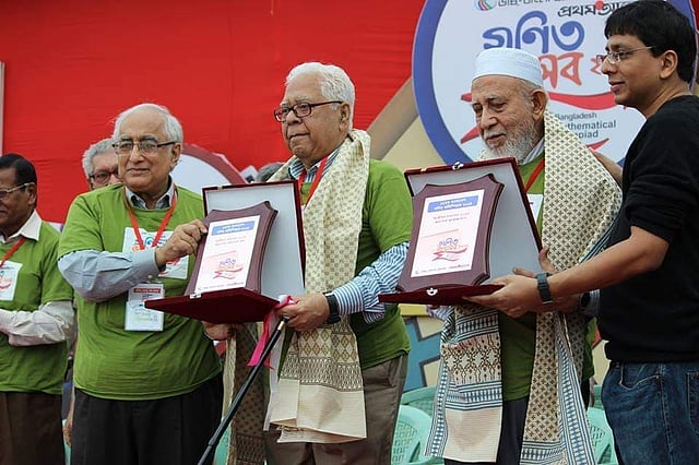 শিক্ষার্থীদের মেধা বিকাশসহ বিজ্ঞানমনস্ক জাতি গঠনের সব উদ্যোগে অধ্যাপক জামিলুর রেজা চৌধুরী ছিলেন অগ্রগামী। প্রথম আলো ফাইল ছবি