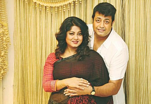 নায়ক ওমর সানী বিয়ে করেছেন নায়িকা মৌসুমীকে। ছবি: সংগৃহীত