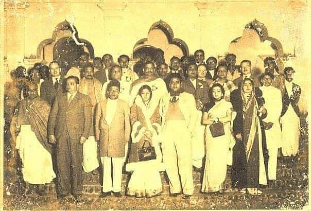 অল ইন্ডিয়া মোশন পিকচার্স আ্যসোসিয়েশনে যোগ দিতে আসা অতিথিরা