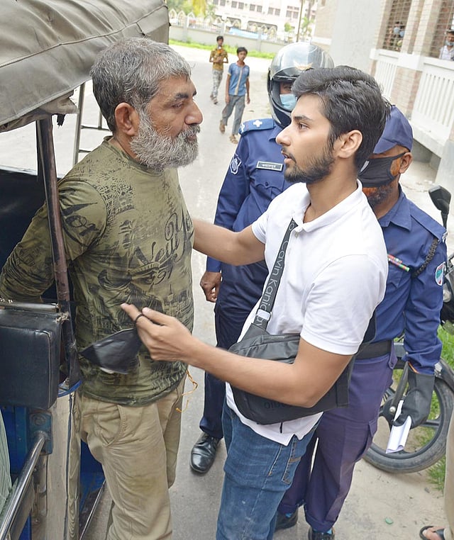 বাবার খোঁজ পেয়ে ছুটে আসেন শফিকুল ইসলাম কাজলের ছেলে। প্রথম আলো ফাইল ছবি