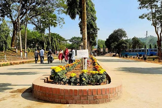 এই চত্বরে নেই শিক্ষার্থীদের পদচারণ। ছবি: লেখক