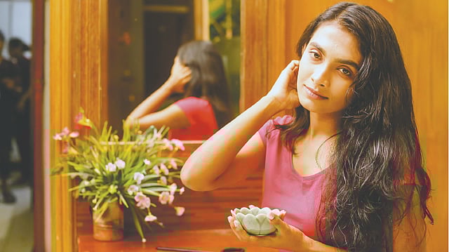 ঘরোয়া উপাদানের ব্যবহারেই সুন্দর হবে চুল। ছবি: নকশা