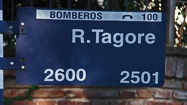 আর্জেন্টিনার রাজধানী বুয়েনস এইরেসে রবীন্দ্রনাথের নামে রাস্তার নামফলক। ছবি: লেখক