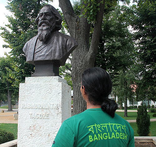 হাঙ্গেরির বালাতনে রবি ভাস্কর্য ও রবীন্দ্রনাথের লাগানো লাইম গাছের সামনে লেখক, ২০১৩। ছবি: লেখক