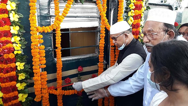 পঞ্চগড়ের বীর মুক্তিযোদ্ধা সিরাজুল ইসলাম রেলওয়ে স্টেশনে শনিবার ফিটা কেটে পণ্যবাহী ট্রেনের উদ্বোধন করেন রেলপথমন্ত্রী নূরুল ইসলাম। ছবি: প্রথম আলো