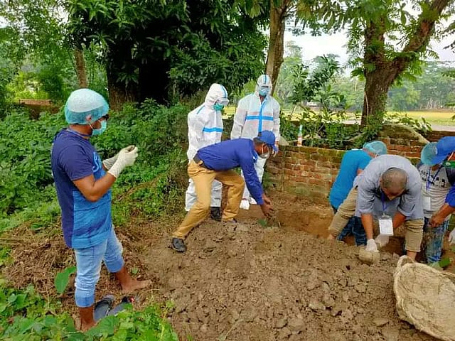 সুরক্ষা পোশাক ছাড়াই করোনার উপসর্গ নিয়ে মারা যাওয়া ব্যক্তির লাশ দাফন করেন গ্রাম পুলিশ সদস্য ও স্থানীয় ব্যক্তিরা। বেগমগঞ্জ, নোয়াখালী। ছবি: সংগৃহীত