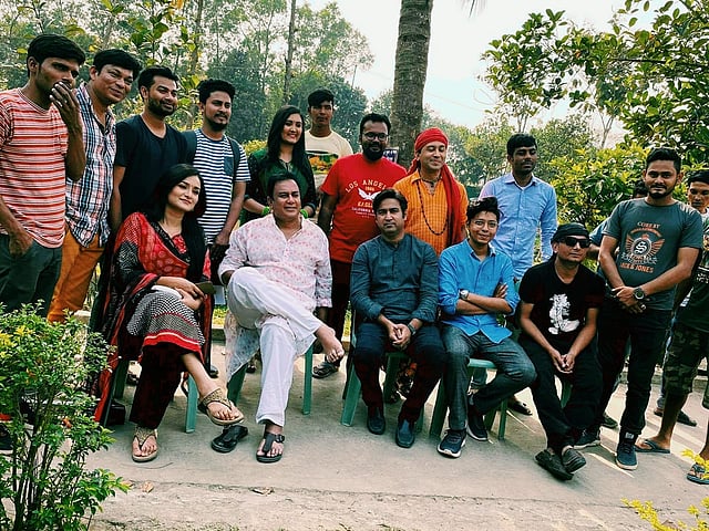 ‘জামাই হইতে সাবধান’ ঈদ নাটকের দৃশ্যে জাহিদ হাসানসহ অনেকে। ছবি: সংগৃহীত