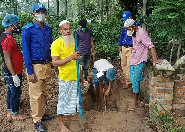 লাশ দাফনের জন্য কবর খুঁড়ছেন গ্রাম পুলিশ সদস্য ও স্থানীয় ব্যক্তিরা। বেগমগঞ্জ, নোয়াখালী। ছবি: সংগৃহীত