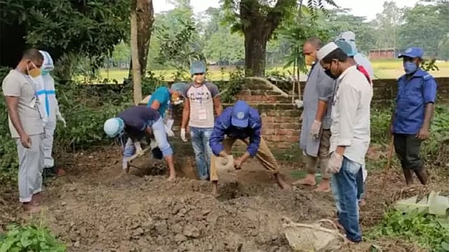 লাশ দাফনের জন্য কবর খুঁড়ছেন গ্রাম পুলিশ সদস্য ও স্থানীয় ব্যক্তিরা। বেগমগঞ্জ, নোয়াখালী। ছবি: সংগৃহীত