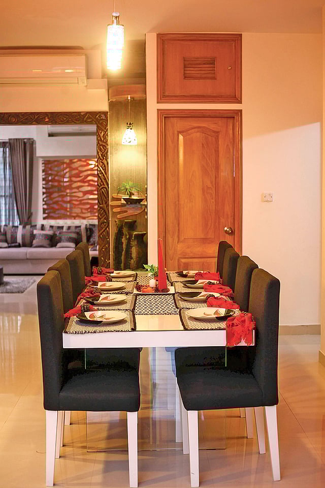 ঘরে থাকা বাসনকোসন দিয়েই খাবার টেবিল সেজে উঠতে পারে নান্দনিক সাজে। ছবি: নকশা