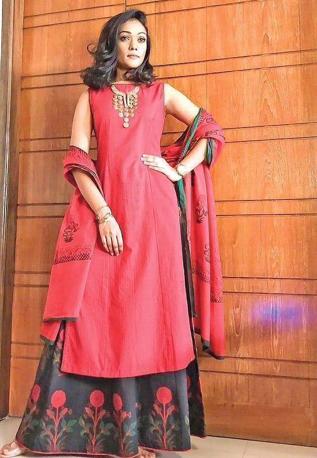 বেশি ঘেরের পালাজ্জোর সঙ্গে মানাবে লম্বা কামিজ