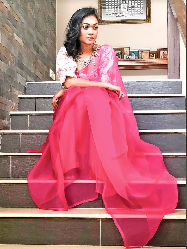 একরঙা শাড়ির সঙ্গে টপ সাজে আনবে ভিন্নমাত্রা