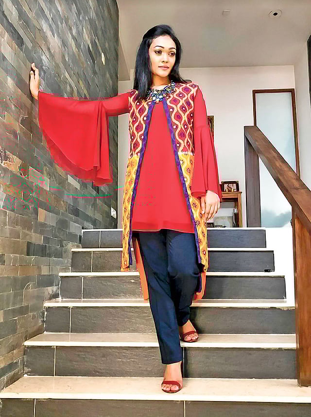 এক সেটের পোশাক আরেক সেটের সঙ্গে পরে চলতে পারে মিক্সড অ্যান্ড ম্যাচিং স্টাইল