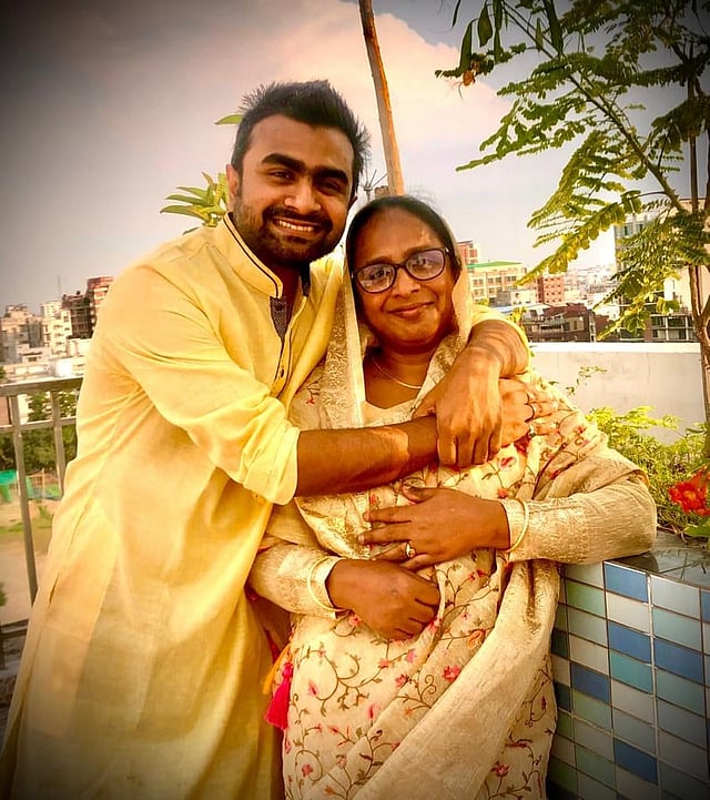 মায়ের সঙ্গে ইমরান। ছবি: সংগৃহীত