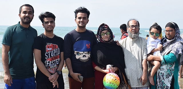 পরিবারের সঙ্গে লেখক