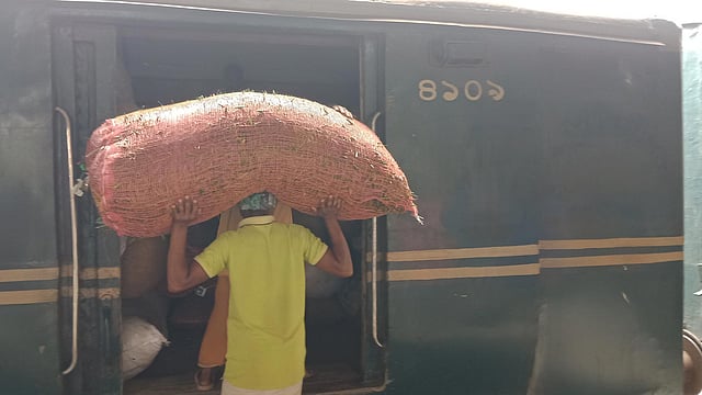 চিলাহাটি থেকে সকালে খুলনার উদ্দেশে পণ্যবাহী ট্রেনটি ছেড়ে গেছে। রেলস্টেশন, নীলফামারী, ১৫ মে। ছবি: প্রথম আলো