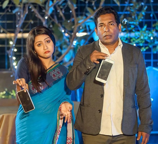 ‘আ ডে উইদাউট ফোন’ নাটকের দৃশ্যে মোশাররফ করিম ও নিশাত প্রিয়ম। ছবি: সংগৃহীত
