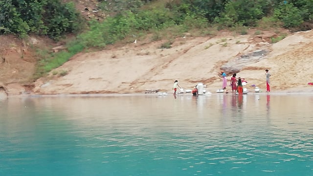 দেখে মনে হয় ফিরোজা রঙের শাড়ি পরা ষোড়শী বাতাসে আঁচল মেলে দিয়েছে। ছবি: লেখক