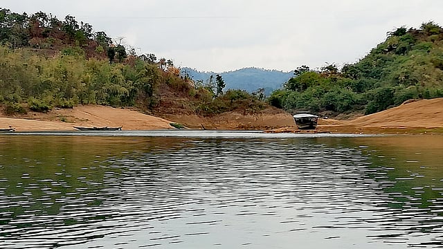 নদীর গা ঘেঁষে উঁচু-নিচু পাহাড়। পাহাড়ে ঘন সবুজ বন, পাখ-পাখালি। ছবি: লেখক