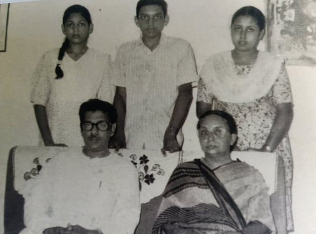 আনিসুজ্জামান, স্ত্রী সিদ্দিকা জামান, পেছনে দাঁড়ানো পুত্রকন্যারা